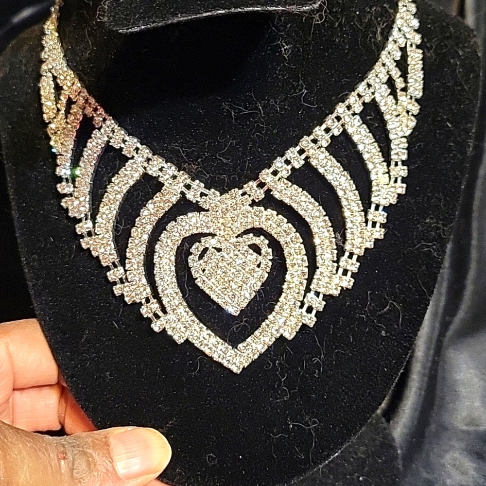 RHINESTONE HEART NECKLACE NWOT